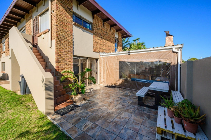 8 Bedroom Property for Sale in Summerstrand Eastern Cape